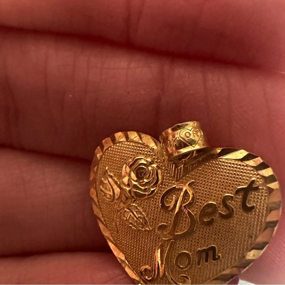 14K Gold Heart 'Best Mom' Pendant with Rose Charm - Picture 3 of 7